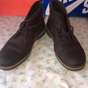 Dark brown Clarks chukka’s